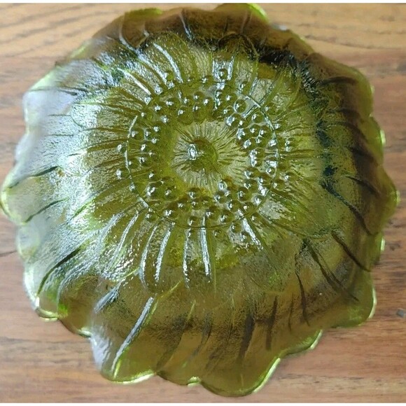 Vintage Indiana Avocado Green Glass Sunflower Shaped Candy Dish Scalloped Edges - Picture 5 of 9